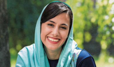 Lächelnde Frau mit Kopftuch im Park