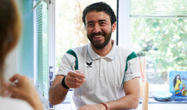 Junger Mann bei Beratung im Verein Ute Bock