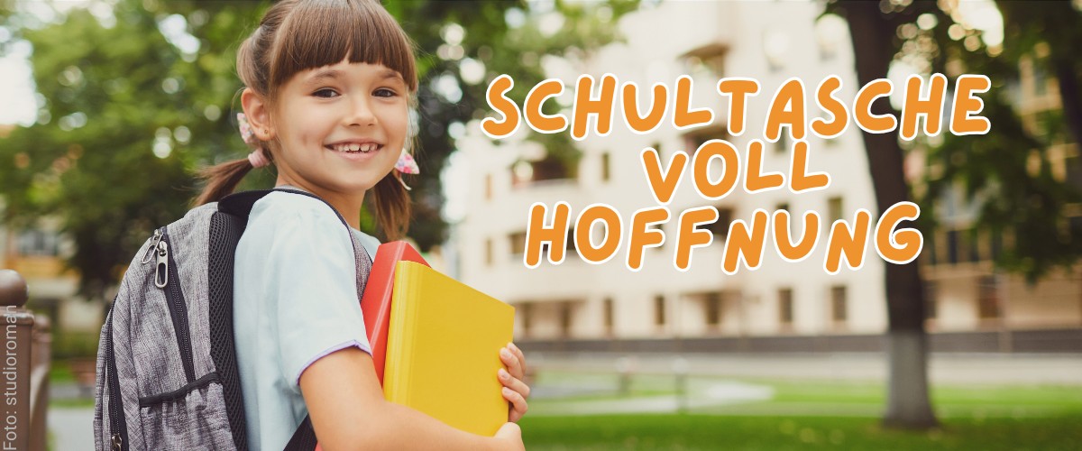 Schulkind mit Text im Bild: Schultasche voll Hoffnung