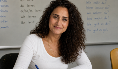 Eine Frau sitzt beim Deutschkurs