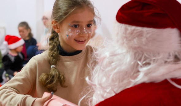 Kind mit Fluchtbiografie trifft den Weihnachtsmann