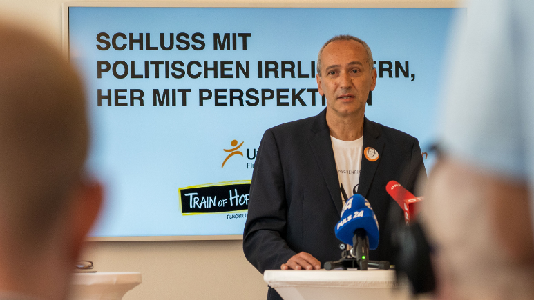 Gerd Trimmal spricht bei der Pressekonferenz