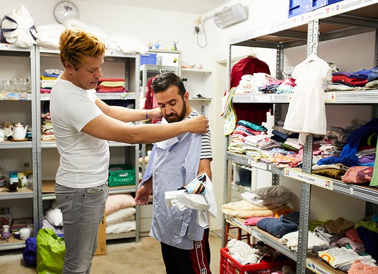 Flüchtling erhält Kleiderspenden im Ute Bock Haus