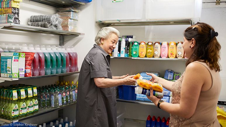Ausgabe an gespendeten Hygieneartikeln für Flüchtlinge im Ute Bock Haus