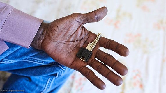 Der Schlüssel zu einer Wohnung für einen Geflüchteten