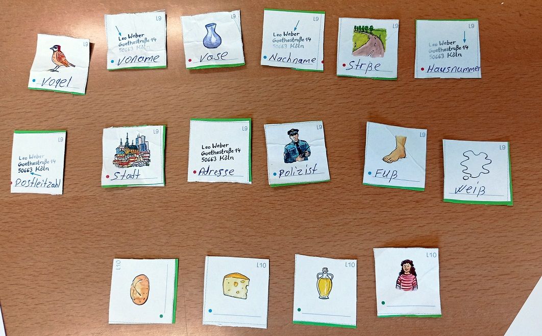 16 Lernquadrate mit Bildern und den dazu passenden Wörtern
